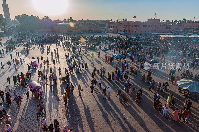 晚上Djemaa El Fna广场与库图比亚清真寺，马拉喀什，摩洛哥，北非